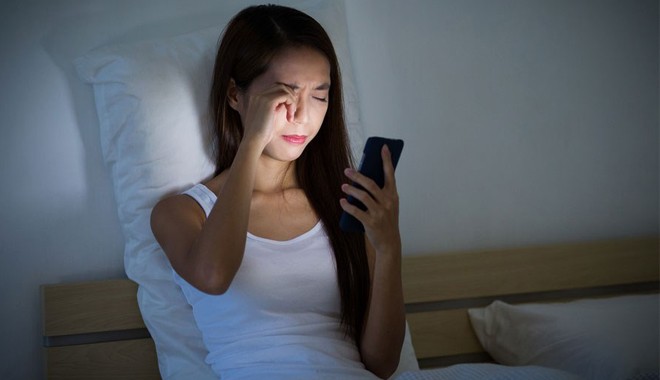 Để ngủ nhanh và sâu không nên sử dụng điện thoại