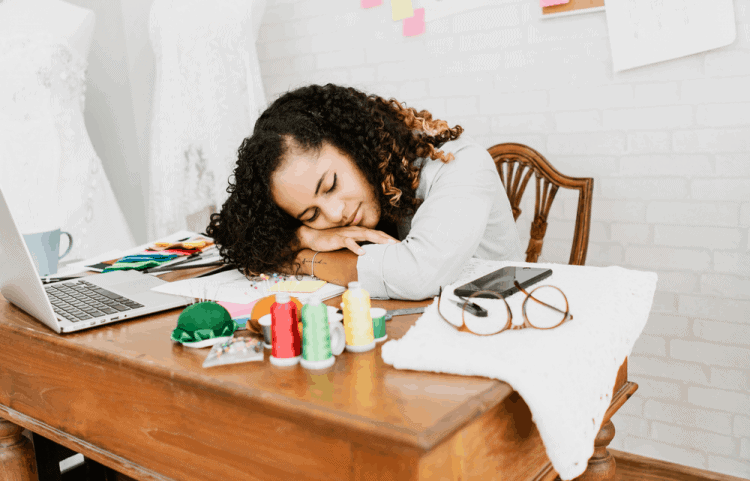Thiếu ngủ khiến cơ thể mệt mỏi buồn ngủ