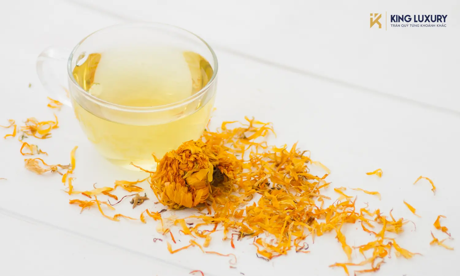 Trà hoa cúc là một trong những thức uống phổ biến, dễ tìm có công dụng giúp cải thiện giấc ngủ