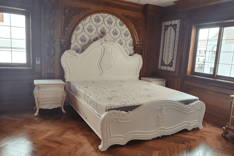 Nệm cao cấp được lắp đặt trên giường tân cổ điển màu trắng