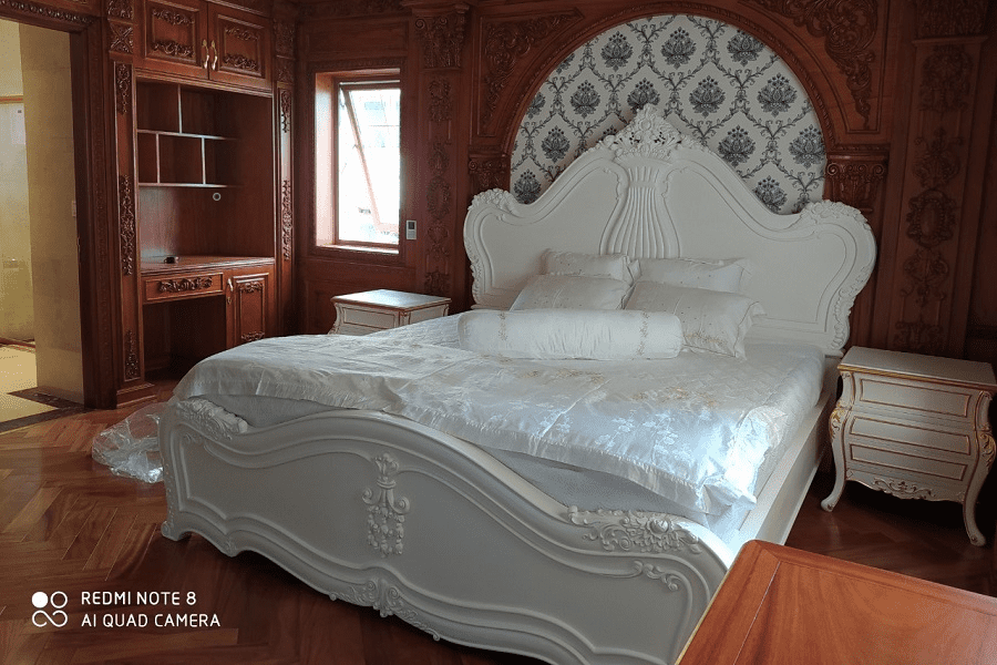 Phòng ngủ gỗ tự nhiên với giường tân cổ điển tại Bắc Giang