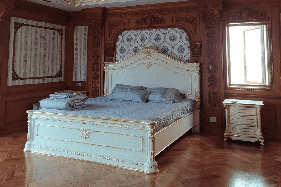 Phòng ngủ tân cổ điển sau khi hoàn thiện chăn ga và nệm