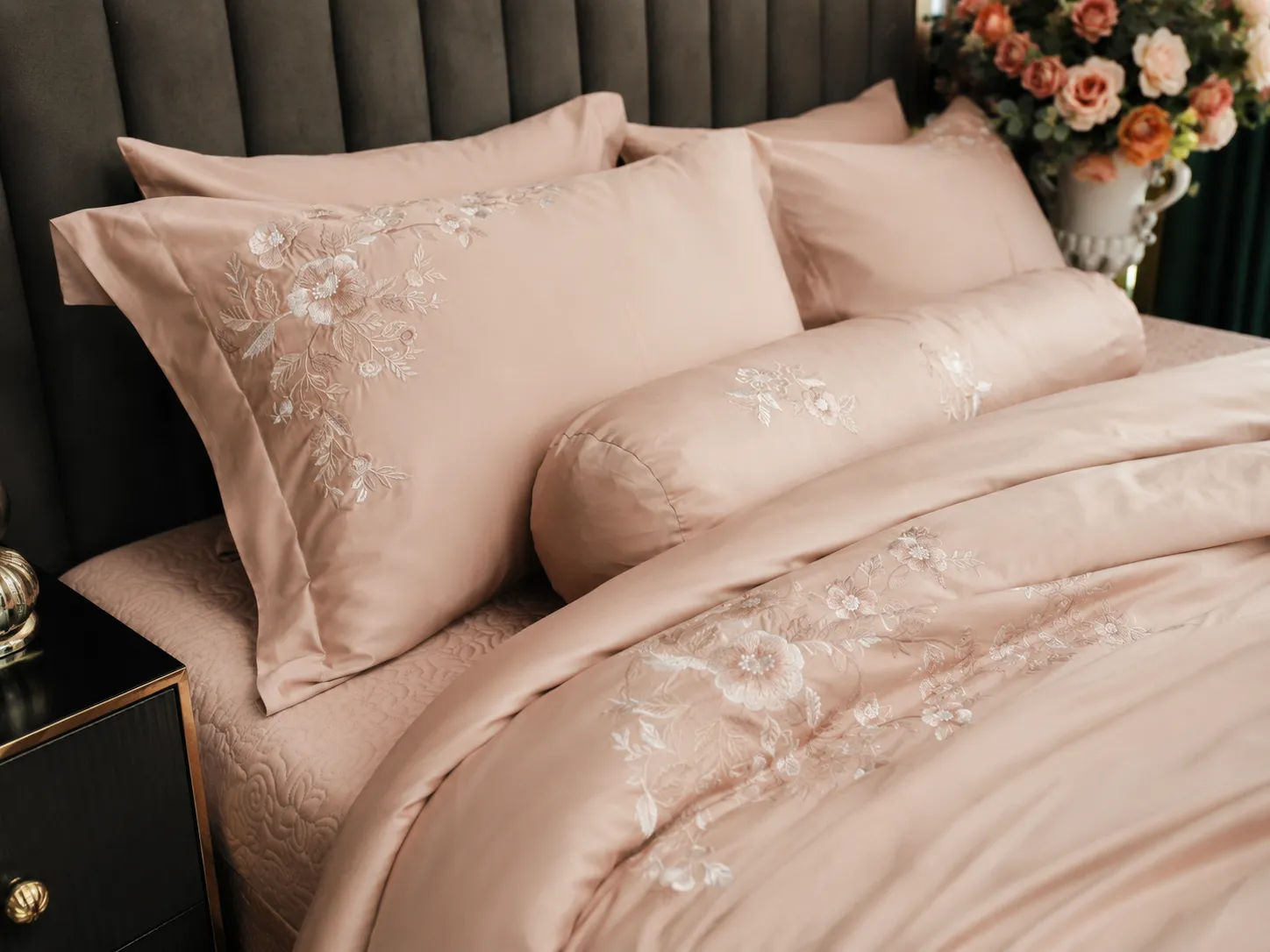 Bề mặt chăn Flora với các cụm hoa thêu rải thưa